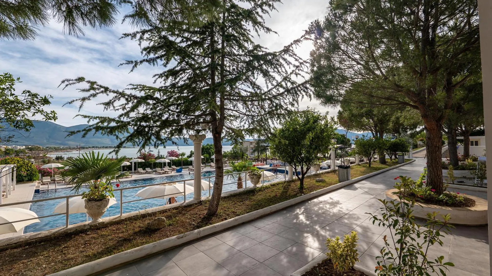 Edva Resort Radhimë 4*,